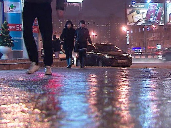 Москвичам в новогоднюю ночь нужно быть осторожнее из-за гололеда Москвичам в новогоднюю ночь нужно быть осторожнее из-за гололеда