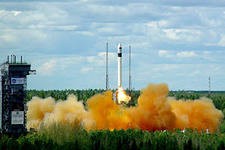 Три военных спутника вывела на орбиту ракета-носитель "Рокот" Три военных спутника вывела на орбиту ракета-носитель "Рокот"