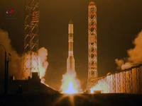 С космодрома Плесецк стартовала ракета-носитель с тремя военными спутниками С космодрома Плесецк стартовала ракета-носитель с тремя военными спутниками