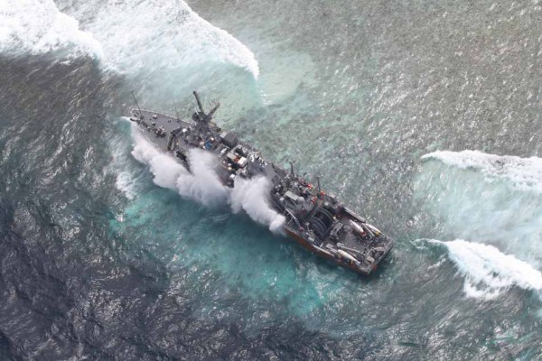 Корабль, севший на мель, предлагают разобрать ВМС США Корабль, севший на мель, предлагают разобрать ВМС США