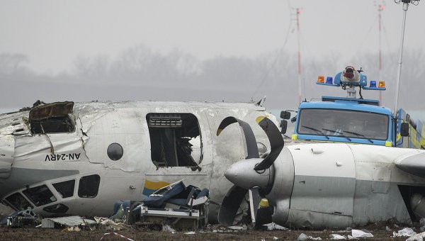Одной из версий аварийной посадки Ан-24 в Донецке стал теракт Одной из версий аварийной посадки Ан-24 в Донецке стал теракт