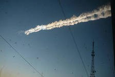 Фрагменты челябинского метеорита засыпал снег Фрагменты челябинского метеорита засыпал снег