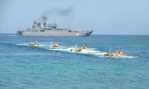 В учениях на Черном море участвуют 250 бронемашин и 30 кораблей В учениях на Черном море участвуют 250 бронемашин и 30 кораблей