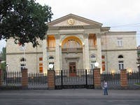 Сторонники Раффи Ованнисяна рвались к резиденции президента Армении Сторонники Раффи Ованнисяна рвались к резиденции президента Армении