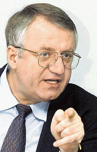 МТБЮ приговорил сербского радикала Шешеля к двум годам заключения за неуважение к суду МТБЮ приговорил сербского радикала Шешеля к двум годам заключения за неуважение к суду