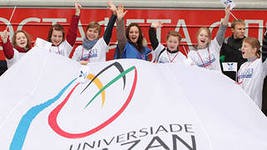 В Казани на аалее флагов деревни "Универсиады-2013" поднят российский флаг В Казани на аалее флагов деревни "Универсиады-2013" поднят российский флаг