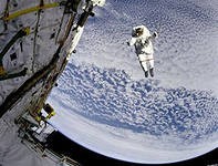 Астронавты НАСА и ЕКА завершили работу в открытом космосе Астронавты НАСА и ЕКА завершили работу в открытом космосе