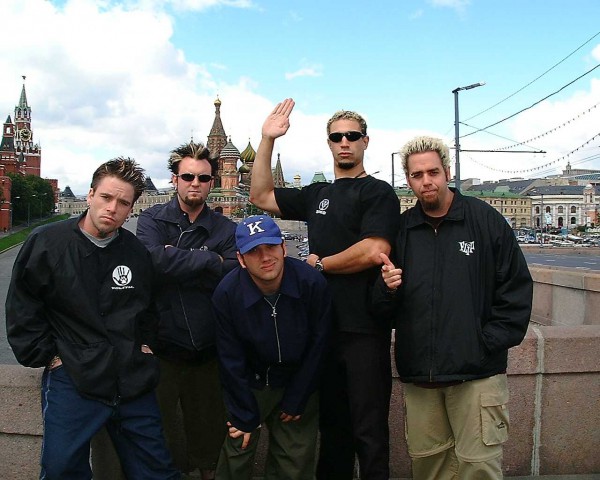 Музыкант рок-группы Bloodhound Gang надругался над флагом России Музыкант рок-группы Bloodhound Gang надругался над флагом России