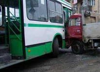 Н а Украине в переполненный пассажирский автобус врезался "Камаз" Н а Украине в переполненный пассажирский автобус врезался "Камаз"