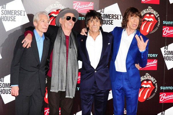 The Rolling Stones защищают "рот" через суд The Rolling Stones защищают "рот" через суд