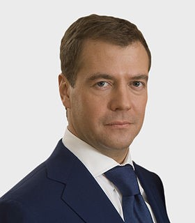 Медведев стал членом "Единой России" и первым партийным премьером в РФ Медведев стал членом "Единой России" и первым партийным премьером в РФ