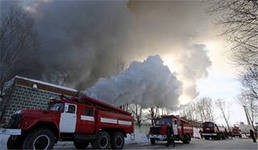 В Вологде на железнодорожной станции загорелась цистерна с бензином В Вологде на железнодорожной станции загорелась цистерна с бензином