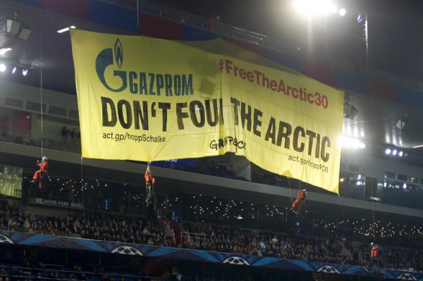 Из-за акции Greenpeace был прерван матч Лиги чемпионов между «Базелем» и «Шальке» Из-за акции Greenpeace был прерван матч Лиги чемпионов между «Базелем» и «Шальке»