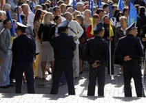 Стычки милиции с оппозицией начались возле Украинского дома перед приездом Януковича Стычки милиции с оппозицией начались возле Украинского дома перед приездом Януковича