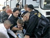 Украинская милиция применяет слезоточивый газ против участников акции в центре Киева Украинская милиция применяет слезоточивый газ против участников акции в центре Киева