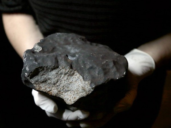 Под Челябинском обнаружен крупнейший осколок метеорита Под Челябинском обнаружен крупнейший осколок метеорита