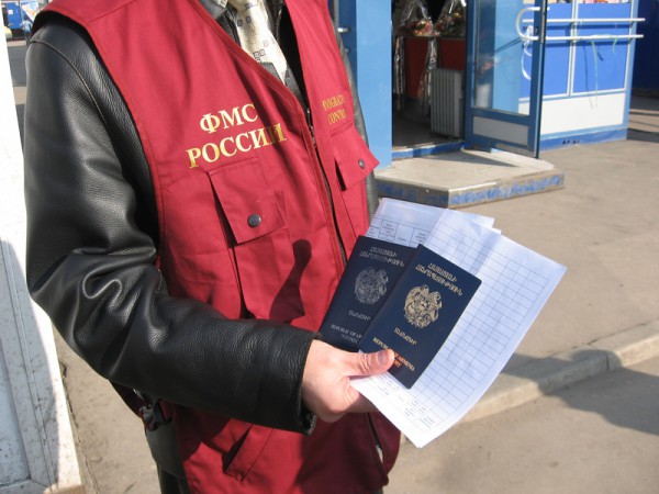 Мигранты будут обязаны предъявить полис ОМС при устройстве на работу Мигранты будут обязаны предъявить полис ОМС при устройстве на работу