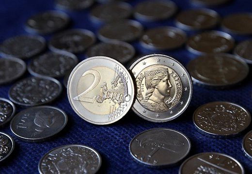Bloomberg назвало девушку с латвийской евромонеты дояркой Bloomberg назвало девушку с латвийской евромонеты дояркой