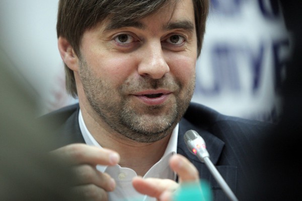 ЕР назвала пиаром предложение ограничить карьеру чиновникам с семьей за границей ЕР назвала пиаром предложение ограничить карьеру чиновникам с семьей за границей