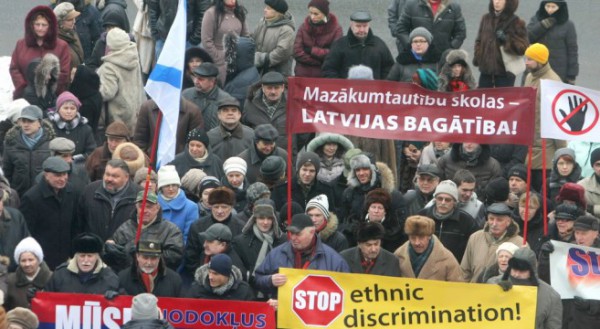 В Латвии сотни протестующих требуют сохранить обучение на русском языке в школах национальных меньшинств В Латвии сотни протестующих требуют сохранить обучение на русском языке в школах национальных меньшинств