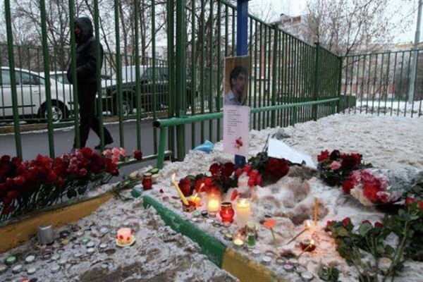 В Москве простились с погибшими при стрельбе учителем и полицейским В Москве простились с погибшими при стрельбе учителем и полицейским