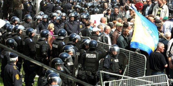 В Боснии и Герцеговине состоялись массовые антиправительственные акции протеста В Боснии и Герцеговине состоялись массовые антиправительственные акции протеста
