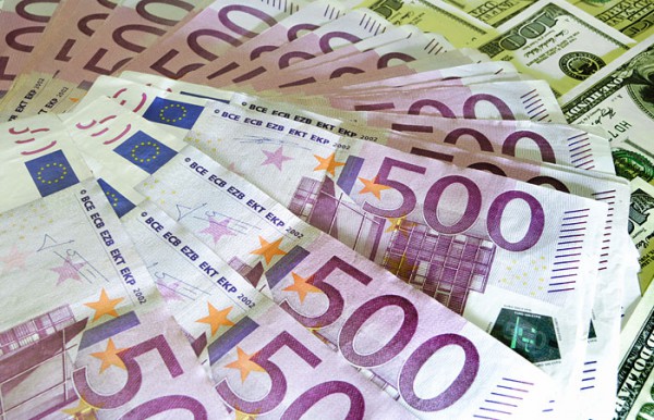 Впервые в истории евро стал дороже 49 рублей Впервые в истории евро стал дороже 49 рублей