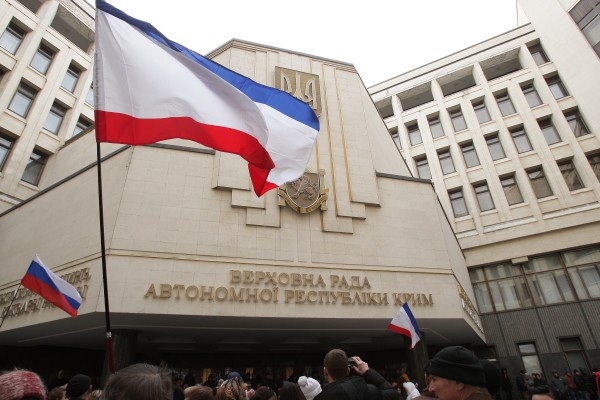 Здание парламента и правительства Крыма захватили вооруженные люди Здание парламента и правительства Крыма захватили вооруженные люди