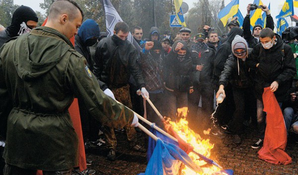Запад легко отказался от проявлений национализма на Украине Запад легко отказался от проявлений национализма на Украине