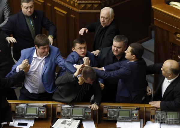 Украинские депутаты устроили драку в Верховной Раде Украинские депутаты устроили драку в Верховной Раде