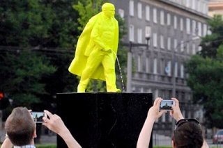 В Кракове появился писающий Ленин. В Кракове появился писающий Ленин.