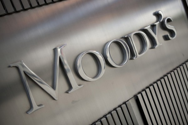 Moody's изменило прогноз по долгосрочному рейтингу государственных долговых обязательств России на негативный. Moody's изменило прогноз по долгосрочному рейтингу государственных долговых обязательств России на негативный.
