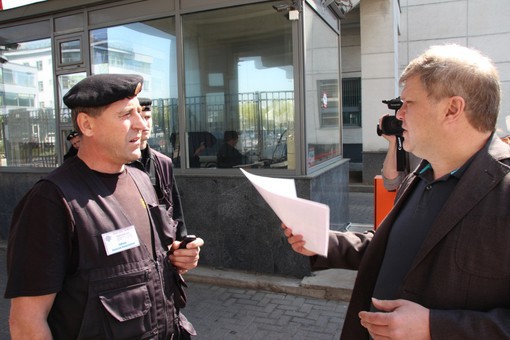 Митрохин прижимается к ограде Митрохин прижимается к ограде