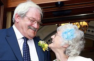 Влюбленные отправились к алтарю через 42 года после своей помолвки.