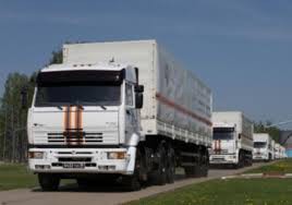 Российский конвой остановился в поле недалеко от границы с Украиной и ждет указаний. Российский конвой остановился в поле недалеко от границы с Украиной и ждет указаний.
