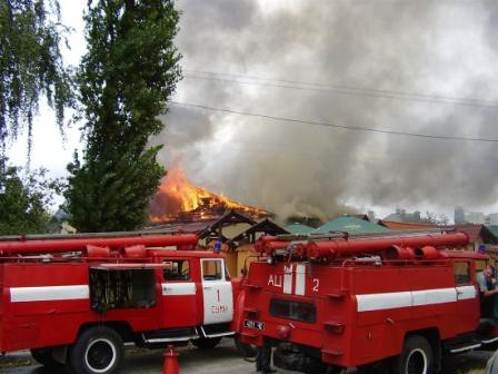 Семь домов горят в поселке Нижегородской области Семь домов горят в поселке Нижегородской области