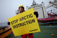 "Зеленые" принесли снег в офис Shell во Франции, протестуя против нефтедобычи в Арктике "Зеленые" принесли снег в офис Shell во Франции, протестуя против нефтедобычи в Арктике