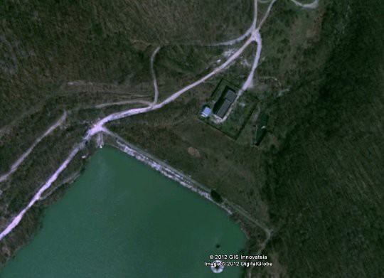 Забитое русло реки в Крымске не могло обеспечить сток воды во время ливня 7 июля Забитое русло реки в Крымске не могло обеспечить сток воды во время ливня 7 июля
