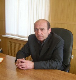 Заммэра Хасавюрта уволен с должности из-за связей сына с боевиками Заммэра Хасавюрта уволен с должности из-за связей сына с боевиками