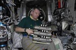 Космонавты на МКС демонтировали контейнер с образцами материалов эксперимента "Биориск" Космонавты на МКС демонтировали контейнер с образцами материалов эксперимента "Биориск"