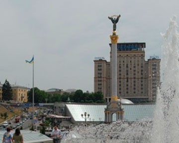 Ливень подтопил фан-зону Евро-2012 в центре Киева Ливень подтопил фан-зону Евро-2012 в центре Киева