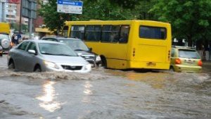 Сильный ливень в Ярославле обрушил часть моста, затопил дороги и тротуары Сильный ливень в Ярославле обрушил часть моста, затопил дороги и тротуары