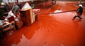 Спасатели пытаются предотвратить взрыв цистерны с химикатами на заводе в ФРГ Спасатели пытаются предотвратить взрыв цистерны с химикатами на заводе в ФРГ