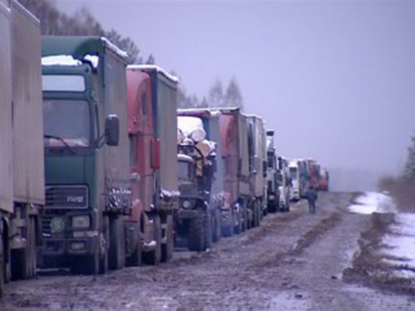 Движение грузовиков и автобусов прекращено на федеральных трассах Забайкалья из-за снега Движение грузовиков и автобусов прекращено на федеральных трассах Забайкалья из-за снега