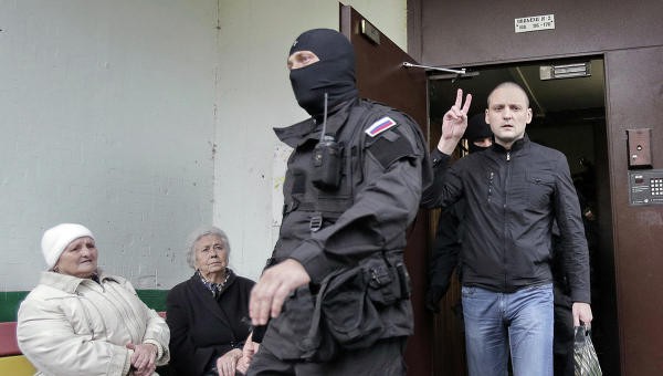 Оппозиционер Удальцов после допроса в СК отпущен под подписку о невыезде Оппозиционер Удальцов после допроса в СК отпущен под подписку о невыезде