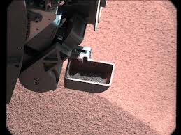 Марсоход Curiosity отправил первый образец в лабораторию в своем "брюхе" Марсоход Curiosity отправил первый образец в лабораторию в своем "брюхе"