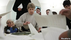 ЦИК Украины подсчитал 90% протоколов: "регионалы" - 31,5%, "Батькивщина" - 24,5% ЦИК Украины подсчитал 90% протоколов: "регионалы" - 31,5%, "Батькивщина" - 24,5%