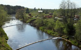 Тройное боновое заграждение выставлено на новгородской реке, где произошел разлив нефти Тройное боновое заграждение выставлено на новгородской реке, где произошел разлив нефти