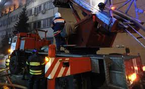 Пожарные оказались под завалами горящего здания в Москве Пожарные оказались под завалами горящего здания в Москве