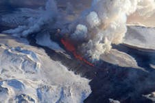 Продолжается извержение вулкана Плоский Толбачик на Камчатке Продолжается извержение вулкана Плоский Толбачик на Камчатке